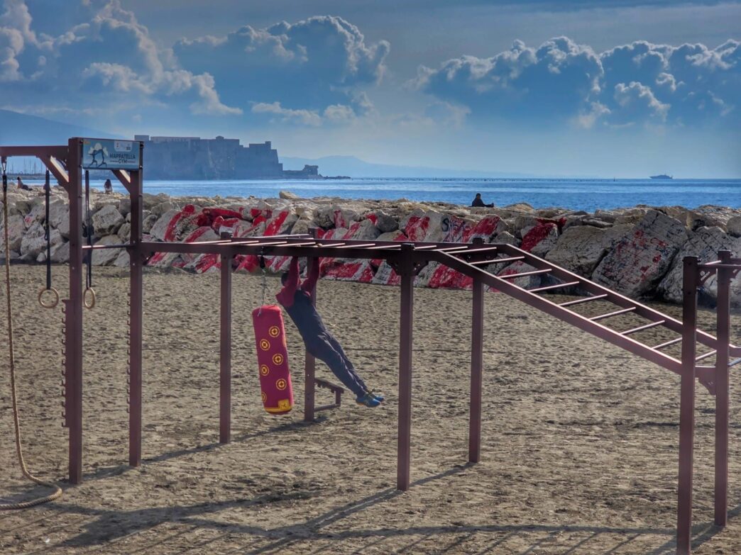 Alt: &Quot;Inaugurazione Mappatella Gym, La Palestra Gratuita Sul Lungomare Di Napoli, Descritta Da Manfredi Come 'Più Bella Di Rio'.&Quot;