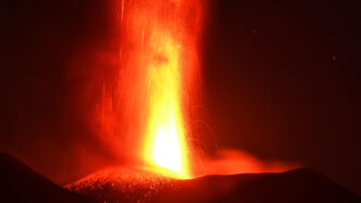 "Attività stromboliana in corso al cratere di Sud-Est dell'Etna, monitoraggio vulcanico attivo."