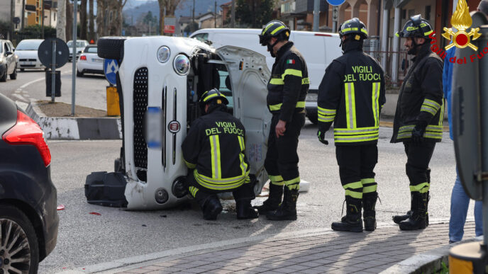 &Quot;Auto Cappottata In Rotatoria A Vicenza, Conducente Soccorsa E Trasportata In Ospedale.&Quot;