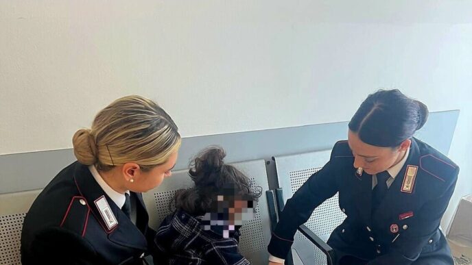 &Quot;Bambina Di 3 Anni Ritrovata Alla Stazione Termini Dai Carabinieri, Riunita Alla Famiglia.&Quot;