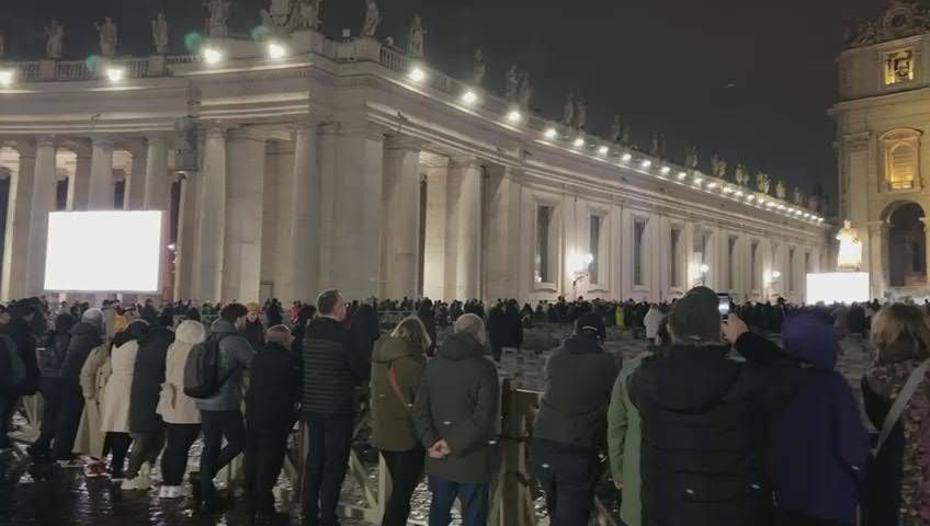 &Quot;Fedeli Pregano Il Rosario A San Pietro Per La Salute Di Papa Francesco&Quot;