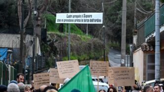 "Ronde di vigilanza dei cittadini alla Collina dei Camaldoli a Napoli contro i furti."