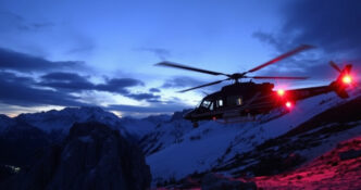 Elicottero Notturno In Azione Per Il Salvataggio Di Una Famiglia Bloccata In Montagna In Austria.