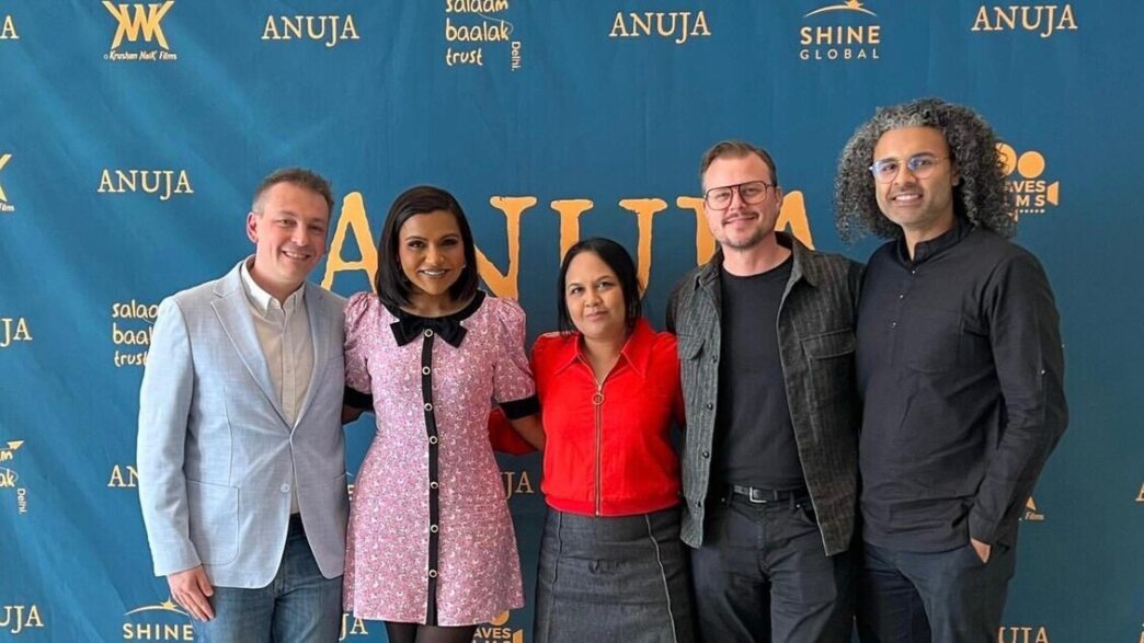 Alt: Fabrizio Mancinelli Al Dolby Theatre Agli Oscar Con 'Anuja', Esprimendo Emozioni E Sorrisi.