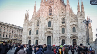 &Quot;Falso Allarme In Piazza Duomo: Uomo Denunciato Per Chiamata Al 112 Su Presunto Morto.&Quot;