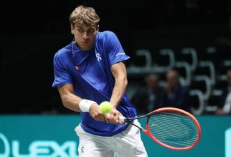 &Quot;Flavio Cobolli In Azione Durante Il Match Contro Ben Shelton All'Atp Di Acapulco, Dove È Stato Eliminato Al Primo Turno.&Quot;