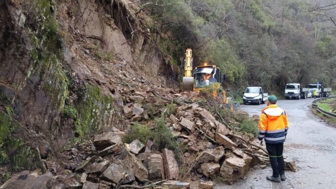 "Frana a Calice al Cornoviglio: 25 persone isolate a causa delle piogge, intervento in corso per il soccorso."