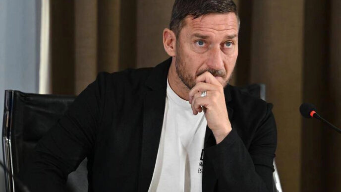 Alt: Francesco Totti Sostiene L'Importanza Dei Cinema A Roma Per La Cultura, Avvertendo Che La Loro Chiusura Sarebbe Un Errore.