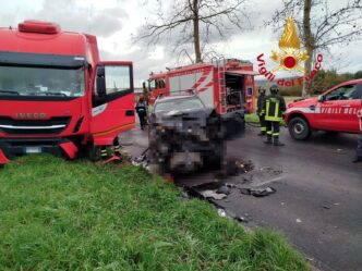 "Incidente a Certaldo: elisoccorso interviene dopo scontro tra camion e auto."