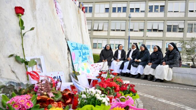 "Il Papa in preghiera e lavoro, miglioramenti nella salute ma prognosi riservata."