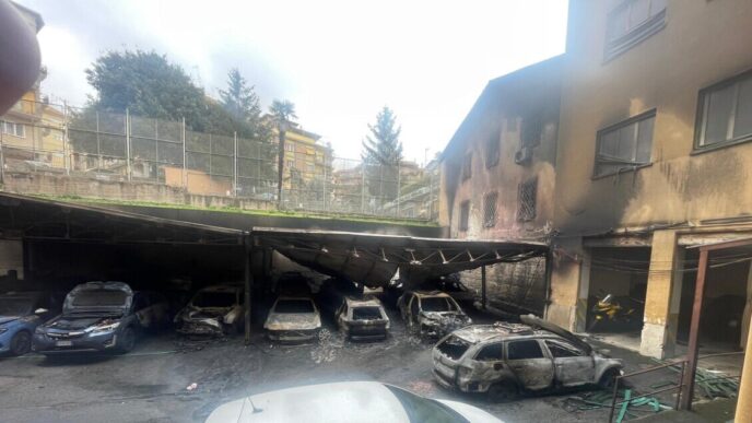 "Incendio al commissariato di Abano: indagini su possibili legami con anarchismo e terrorismo."