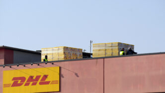 &Quot;Immagine Che Illustra L'Inchiesta Su Caporalato E Irregolarità Nella Logistica Italiana, Con Focus Su Dhl.&Quot;