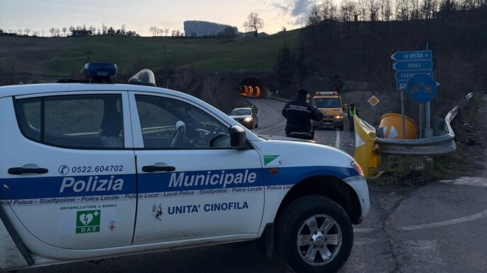 "Incidente nel tunnel di Croce a Castelnovo Monti, attivato senso unico di marcia per garantire la sicurezza."