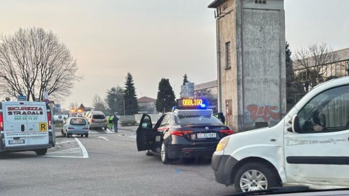 "Incidente stradale a Solaro in Corso Europa con due feriti e traffico bloccato per i soccorsi."