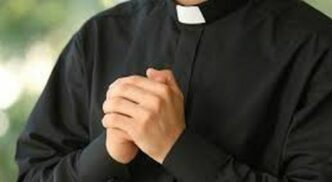 "Incidente stradale Avellino sacerdote alcol test vescovo sospensione"