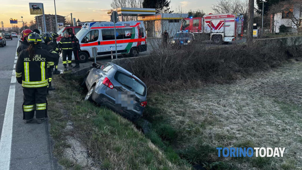 &Quot;Incidente Provinciale 1 Robassomero: Auto Nel Fosso, Conducente Illeso&Quot;