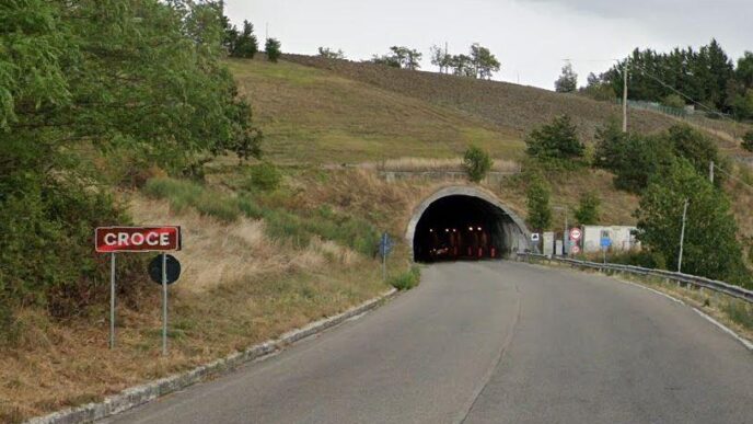 "Incidente stradale sulla statale 63 a Castelnovo Monti con tre veicoli coinvolti e due feriti lievi."