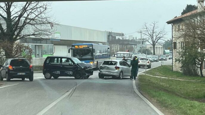 "Incidente auto Ponte di Zecchei, rallentamenti via Erizzo"