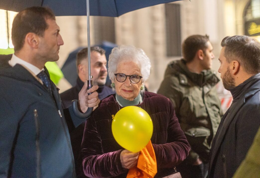 Alt: Liliana Segre Partecipa Al Sit-In Di Milano Per I Fratellini Bibas, Sottolineando L'Importanza Della Protezione Dei Bambini.