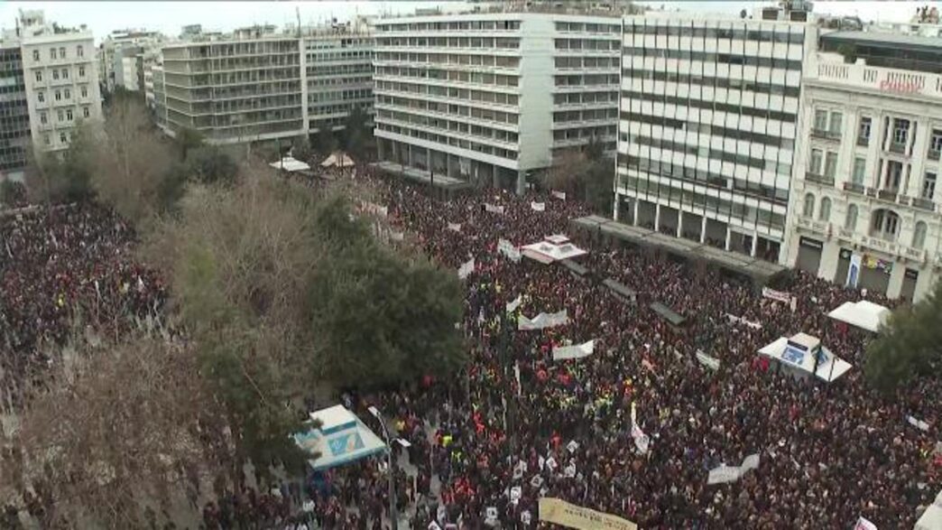 &Quot;Manifestanti In Piazza Syntagma Ad Atene Per Il Secondo Anniversario Di Tebi, Un Evento Di Grande Rilevanza Sociale.&Quot;