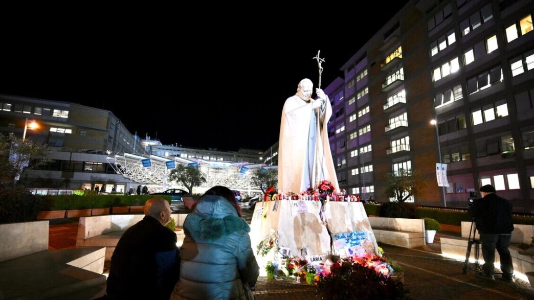 "Papa in miglioramento, ma medici avvertono sulla prognosi riservata."