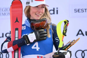 Alt: Mikaela Shiffrin Celebra La Sua Centesima Vittoria In Coppa Del Mondo A Sestriere, Scrivendo Un Nuovo Capitolo Nella Storia Dello Sci.