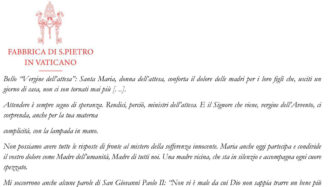 "Papa Francesco abbraccia una madre in lutto, esprimendo la sua vicinanza a chi ha perso un figlio."