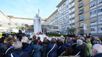 &Quot;Papa Francesco In Poltrona Durante La Terapia, Attende L'Esito Della Tac.&Quot;