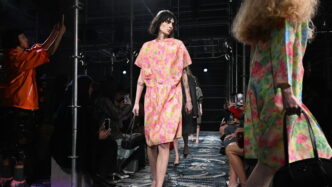 Alt: &Quot;Collezione 'Raw Glamour' Di Prada Per L'Inverno: Esplorazione Della Femminilità Moderna Attraverso Design Innovativi E Materiali Sofisticati.&Quot;