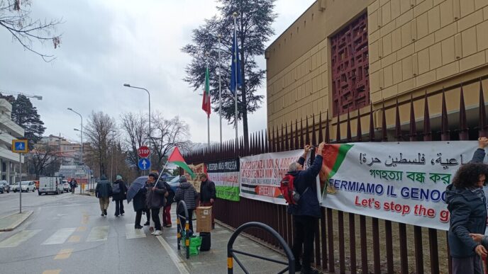 "Presidio al Tribunale dell'Aquila per la liberazione dell'attivista Anan Yaeesh, arrestato ingiustamente."