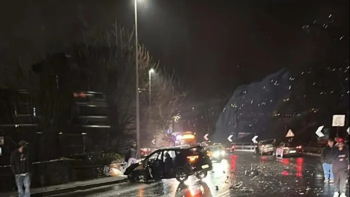 "Incidente stradale su via Napoleona con quattro auto coinvolte, traffico bloccato ma nessun ferito grave."