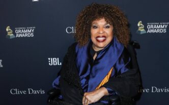 &Quot;Roberta Flack, Icona Musicale E Voce Di 'Killing Me Softly', Scomparsa A 88 Anni.&Quot;