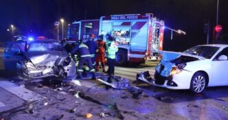 ALT: "Incidente stradale a Ferrara: due uomini feriti, intervento dei vigili del fuoco per estrarre un ferito dall'auto."