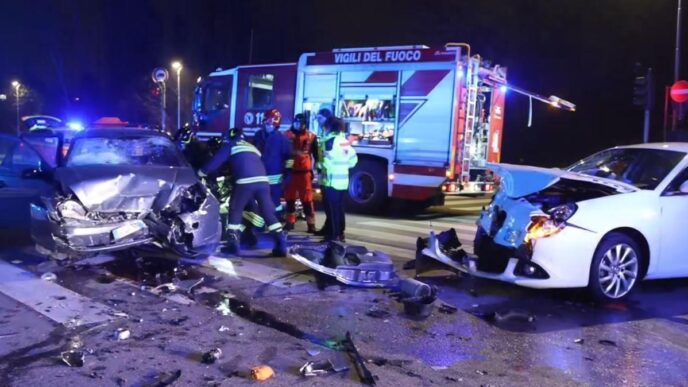 ALT: "Incidente stradale a Ferrara: due uomini feriti, intervento dei vigili del fuoco per estrarre un ferito dall'auto."