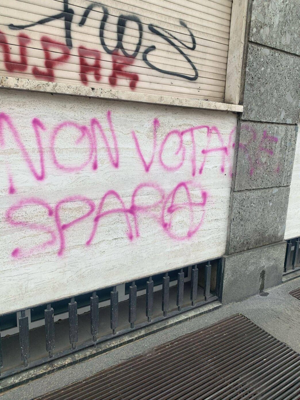 Alt: Scritte Minacciose Sull'Ufficio Di Klaus Davi A Milano Con Il Messaggio &Quot;Non Votare, Spara&Quot;.