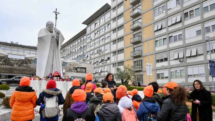 &Quot;Studenti Pregano Per Papa Francesco: Il 40% In Solitudine, Il 25% In Contesti Educativi.&Quot;