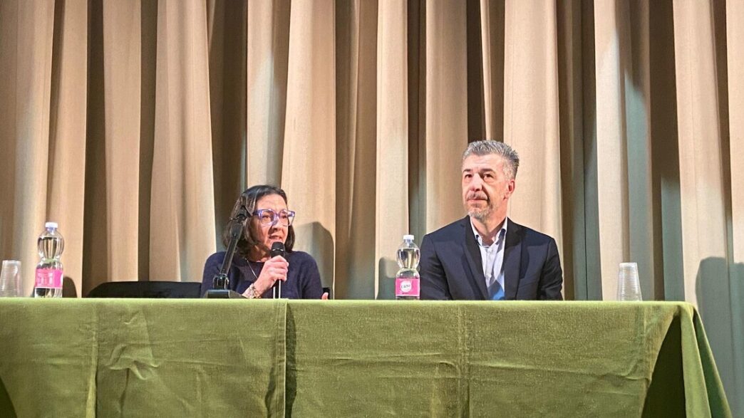 &Quot;Immagine Di Gino Cecchettin Durante L'Evento Sold Out A Pesaro Per Il Lancio Del Libro 'Cara Giulia'&Quot;