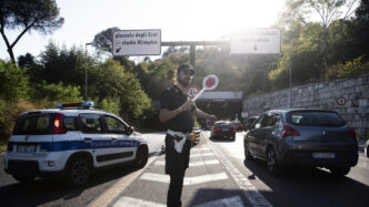 "Incidente stradale a Roma: ragazza di 19 anni investita da un'auto, tragica notizia."