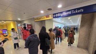 "Uomo armato alla Stazione Centrale di Milano, ricerche della polizia in corso."