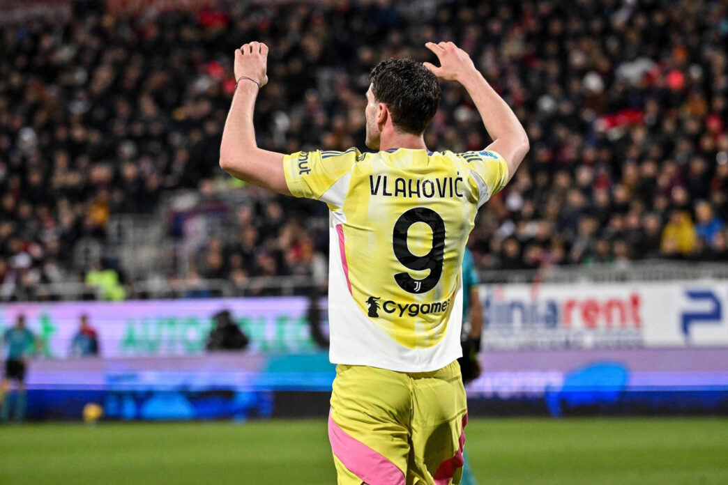 &Quot;Vlahovic Segna Il Gol Decisivo Per La Vittoria Della Juventus Contro Il Cagliari, Portando I Bianconeri Al Quarto Posto In Classifica.&Quot;