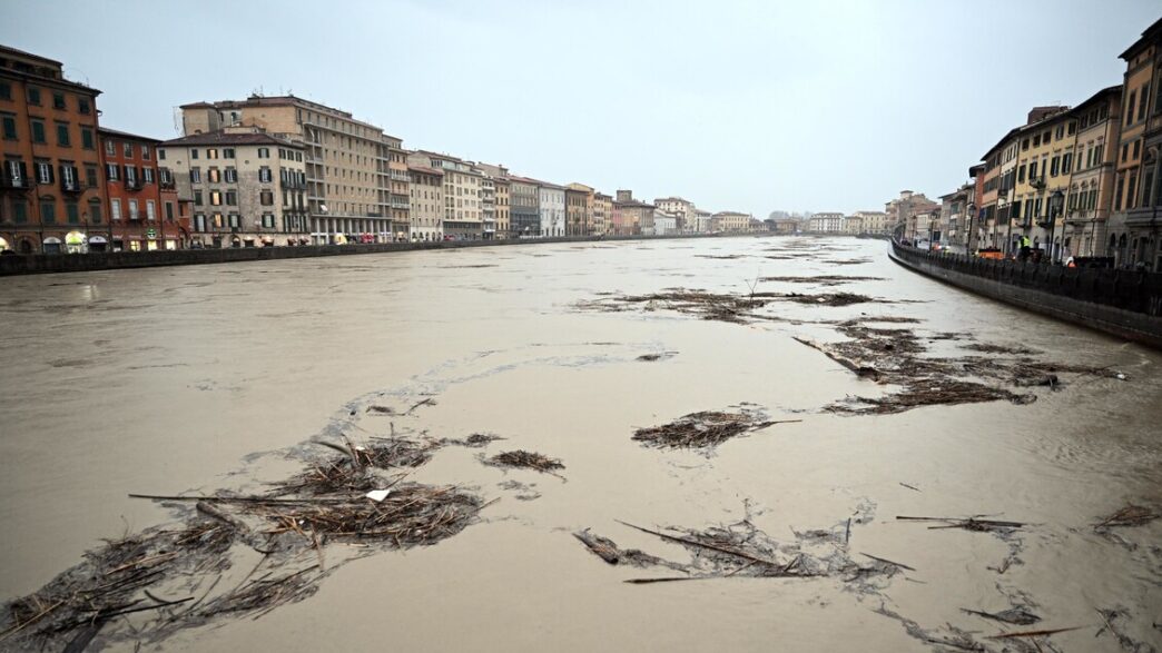 Il Fiume Arno In Piena3A Situaz