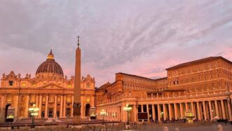 Papa Francesco Sostiene L27Emer