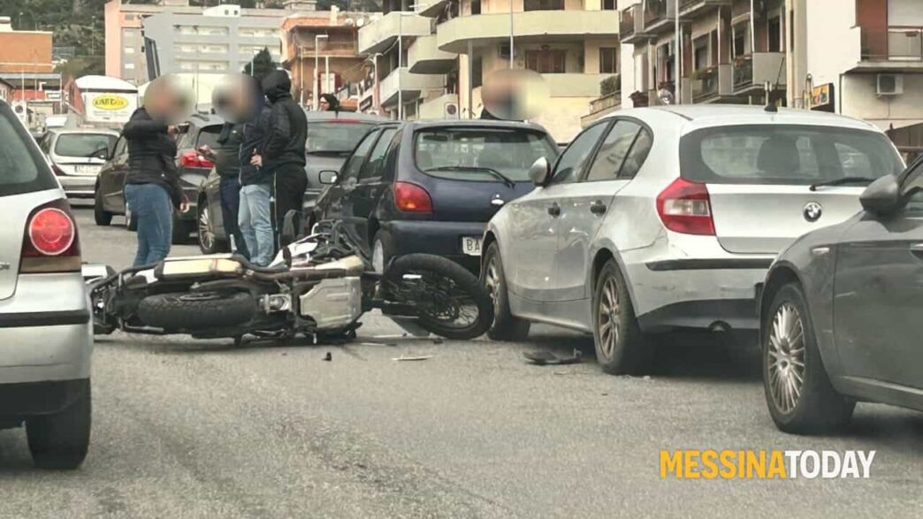 Scontro Tra Auto E Moto Lungo