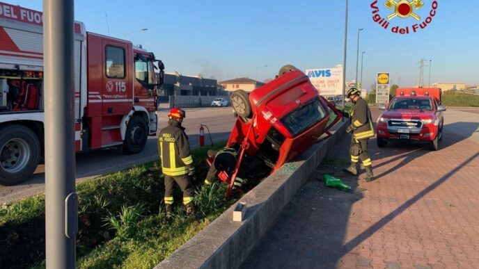 &Quot;Automobilista Soccorso Dai Vigili Del Fuoco Dopo Aver Perso Il Controllo Del Veicolo E Finito In Un Canale.&Quot;