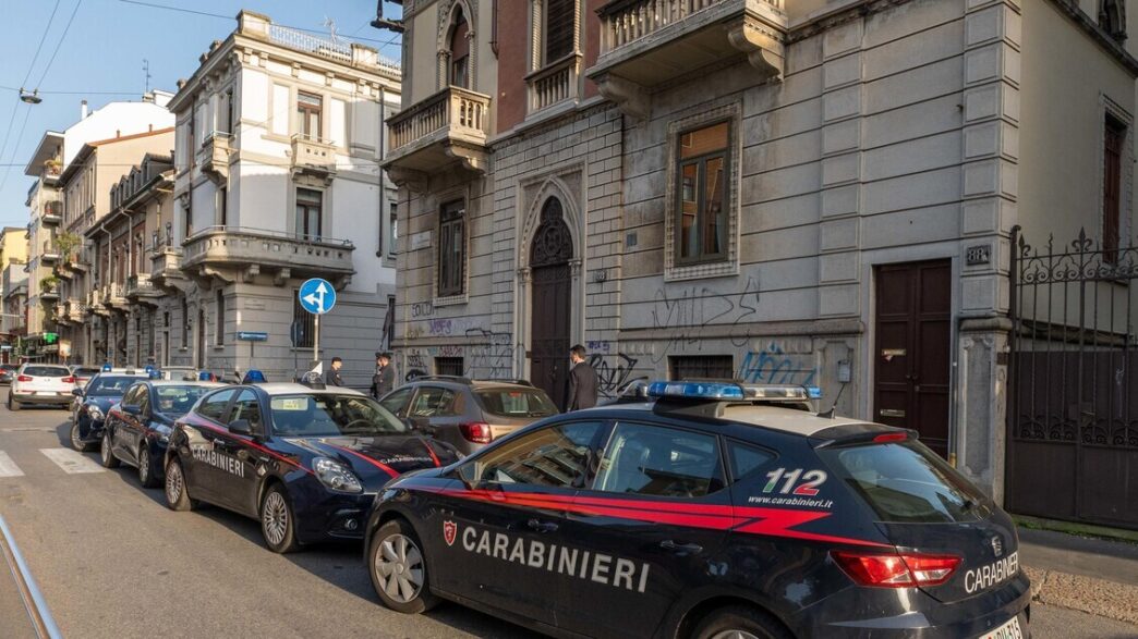 Alt: Arresto Di Un Cinquantenne A Milano Per Richiesta Di Un Bambino In Una Scuola Elementare.