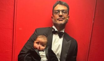 &Quot;Fabrizio Corona E Il Neonato Thiago In Smoking Coordinati Al Debutto Teatrale A Torino.&Quot;