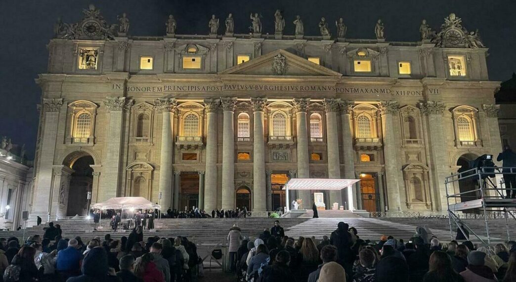 &Quot;Fedeli In Preghiera A San Pietro Per La Salute Di Papa Francesco&Quot;