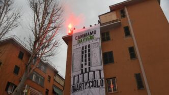 &Quot;Fumogeni E Fuochi D'Artificio Illuminano Il Corteo Del Quarticciolo, Con Migliaia Di Partecipanti In Difesa Del Quartiere.&Quot;