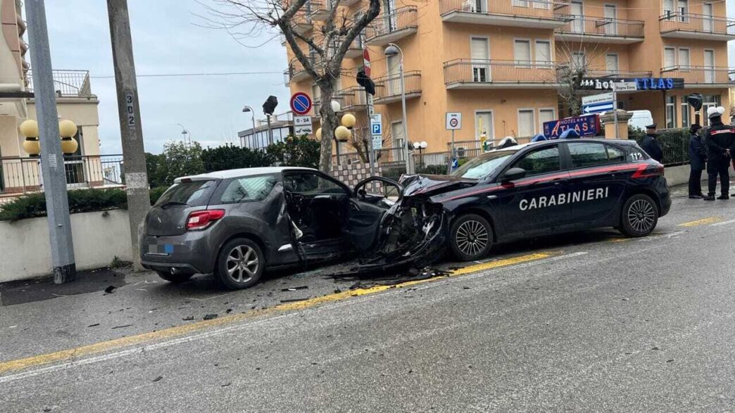 &Quot;Incidente Viale Regina Elena Rimini: Auto Carabinieri Coinvolta Nello Scontro&Quot;