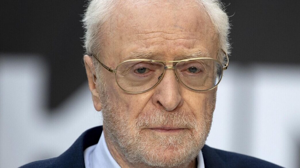 &Quot;Michael Caine Consiglia A Donald Trump Di Mantenere La Calma Dopo Il Duello Nello Studio Ovale.&Quot;